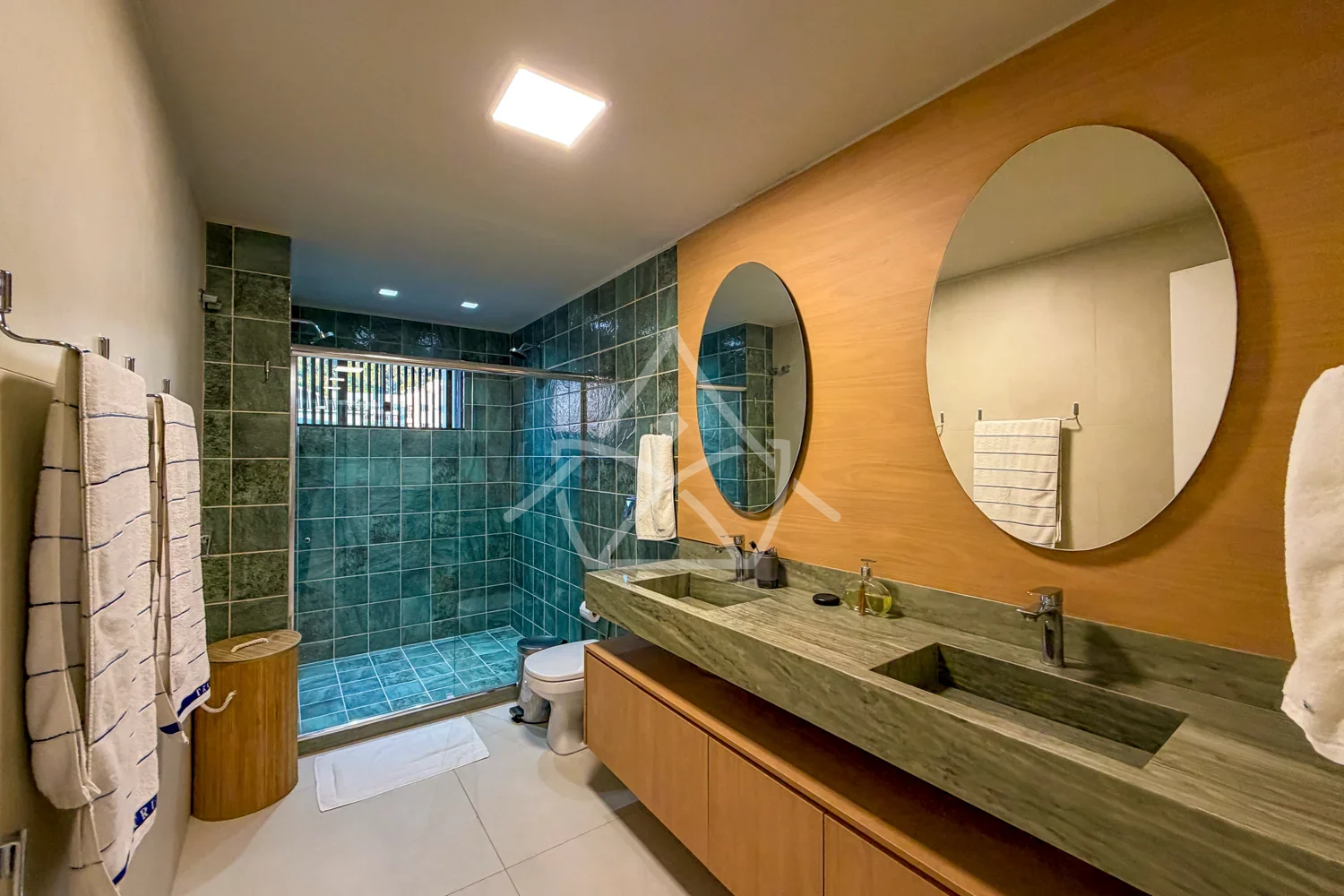 Casa triplex contemporânea porteira fechada em Vargem Pequena