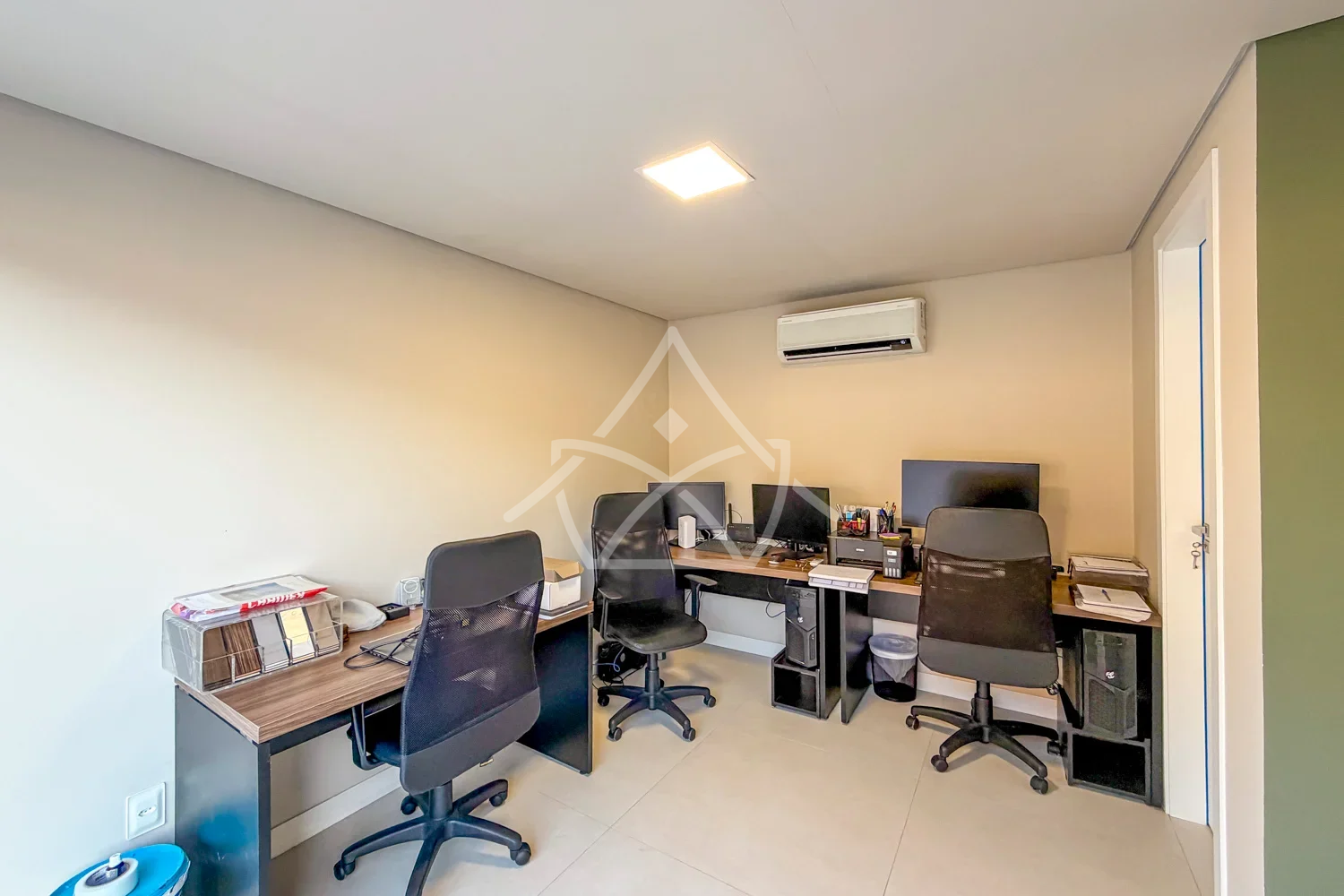 Casa triplex contemporânea porteira fechada em Vargem Pequena