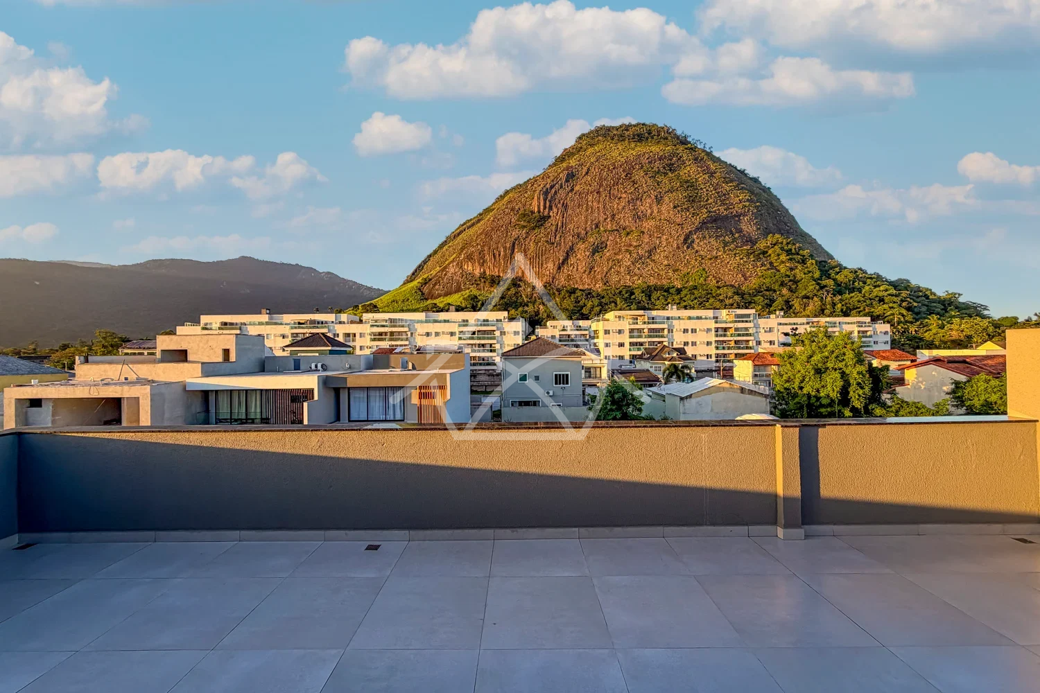 Casa triplex contemporânea porteira fechada em Vargem Pequena
