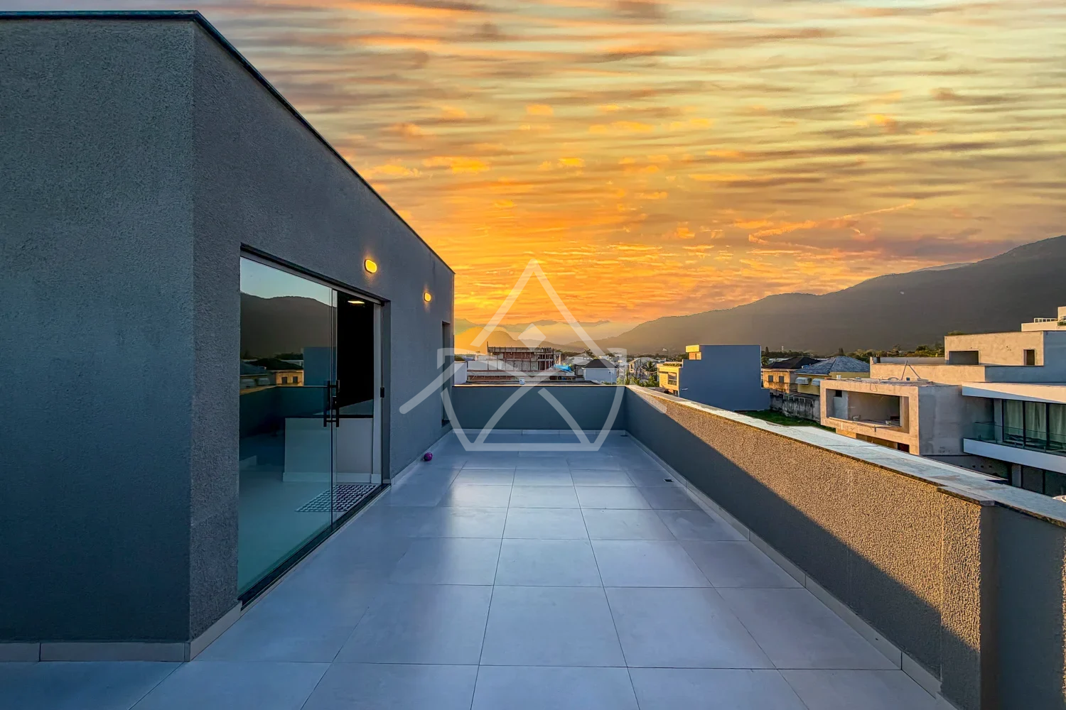Casa triplex contemporânea porteira fechada em Vargem Pequena