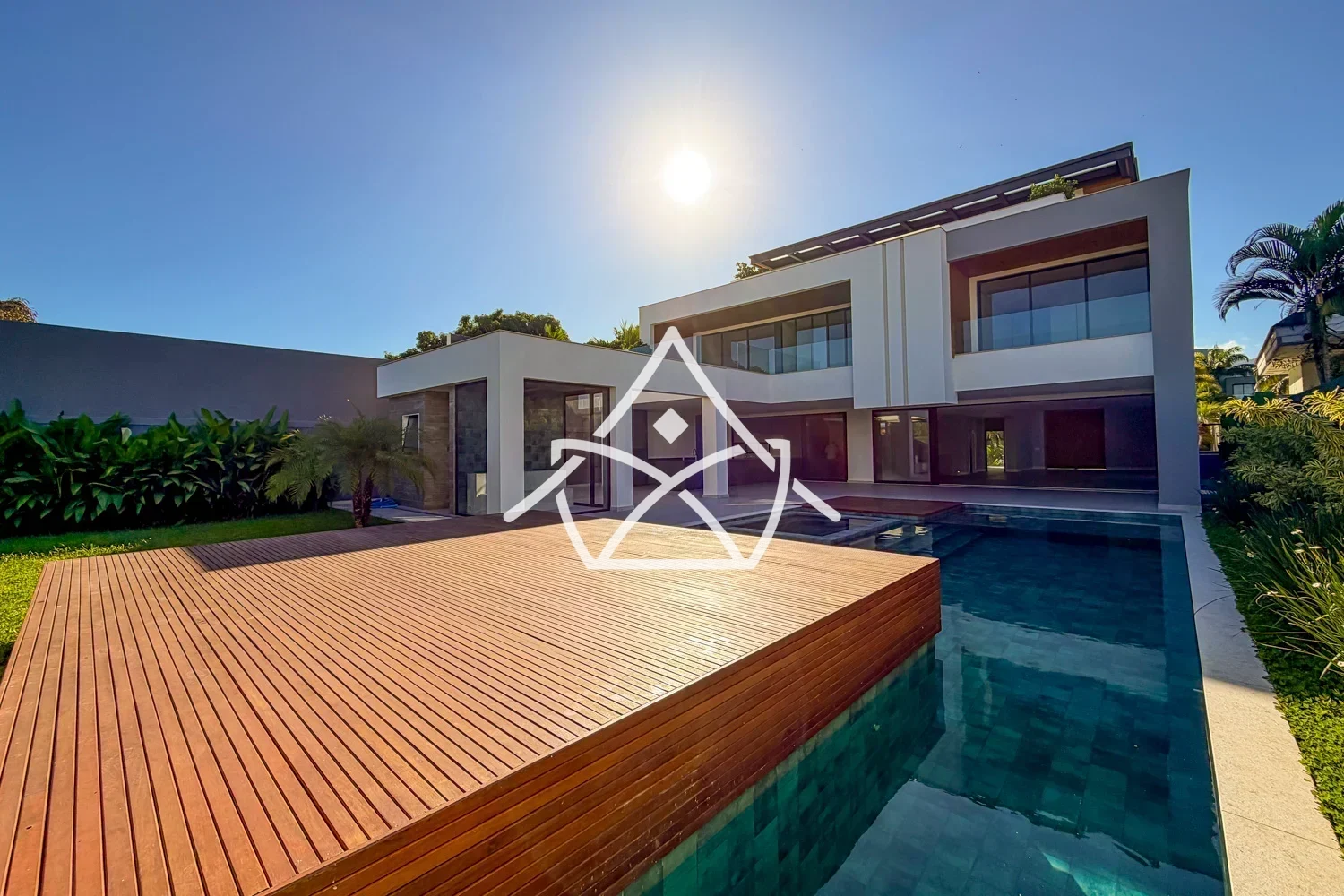 Casa triplex com elevador e 5 suítes à venda na Barra da Tijuca RJ