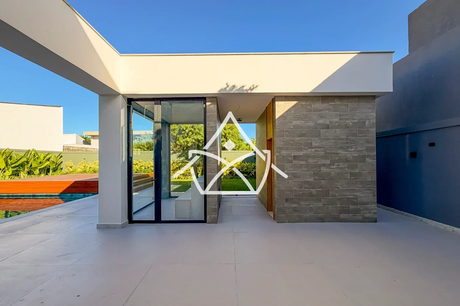 Casa triplex com elevador e 5 suítes à venda na Barra da Tijuca RJ