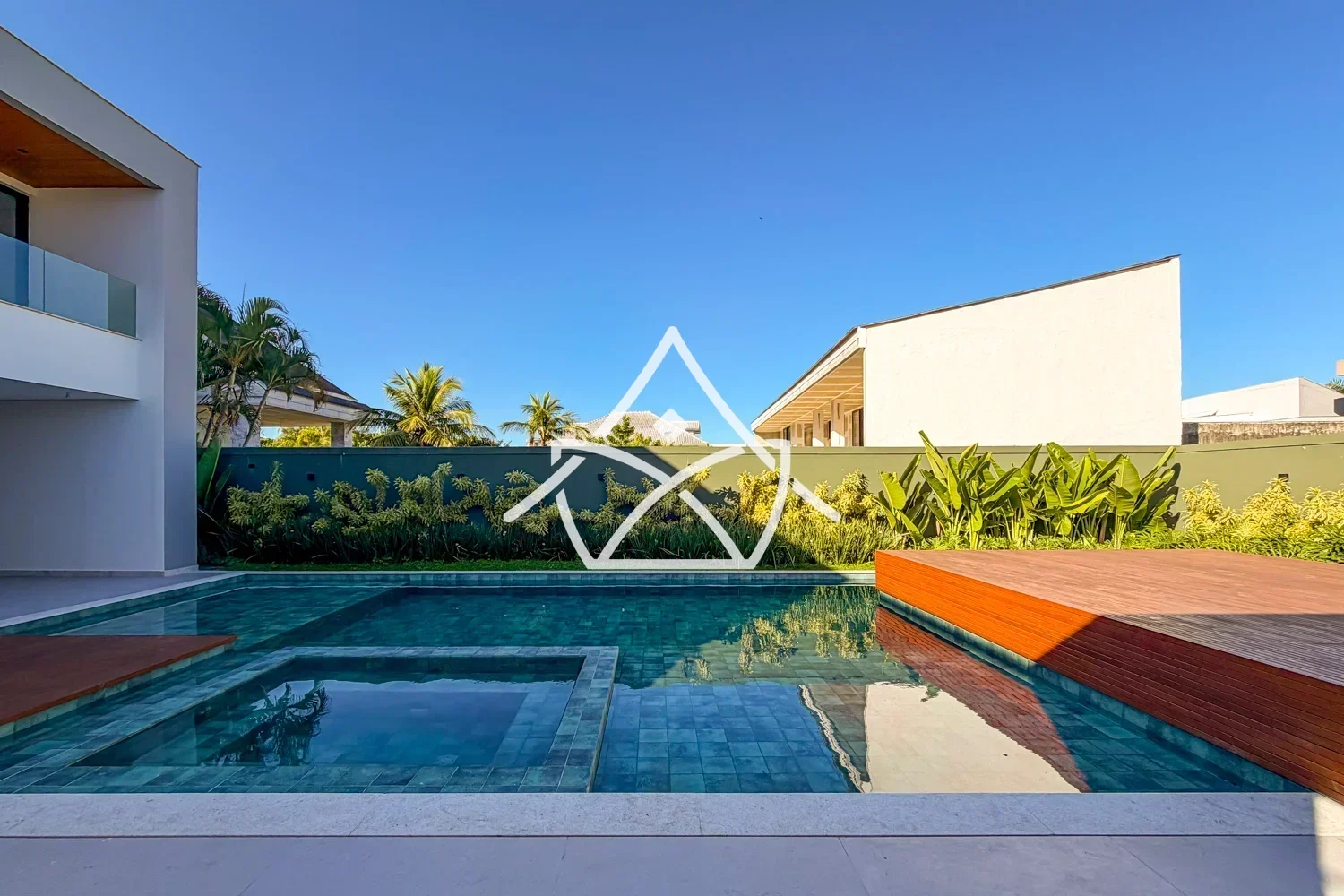 Casa triplex com elevador e 5 suítes à venda na Barra da Tijuca RJ