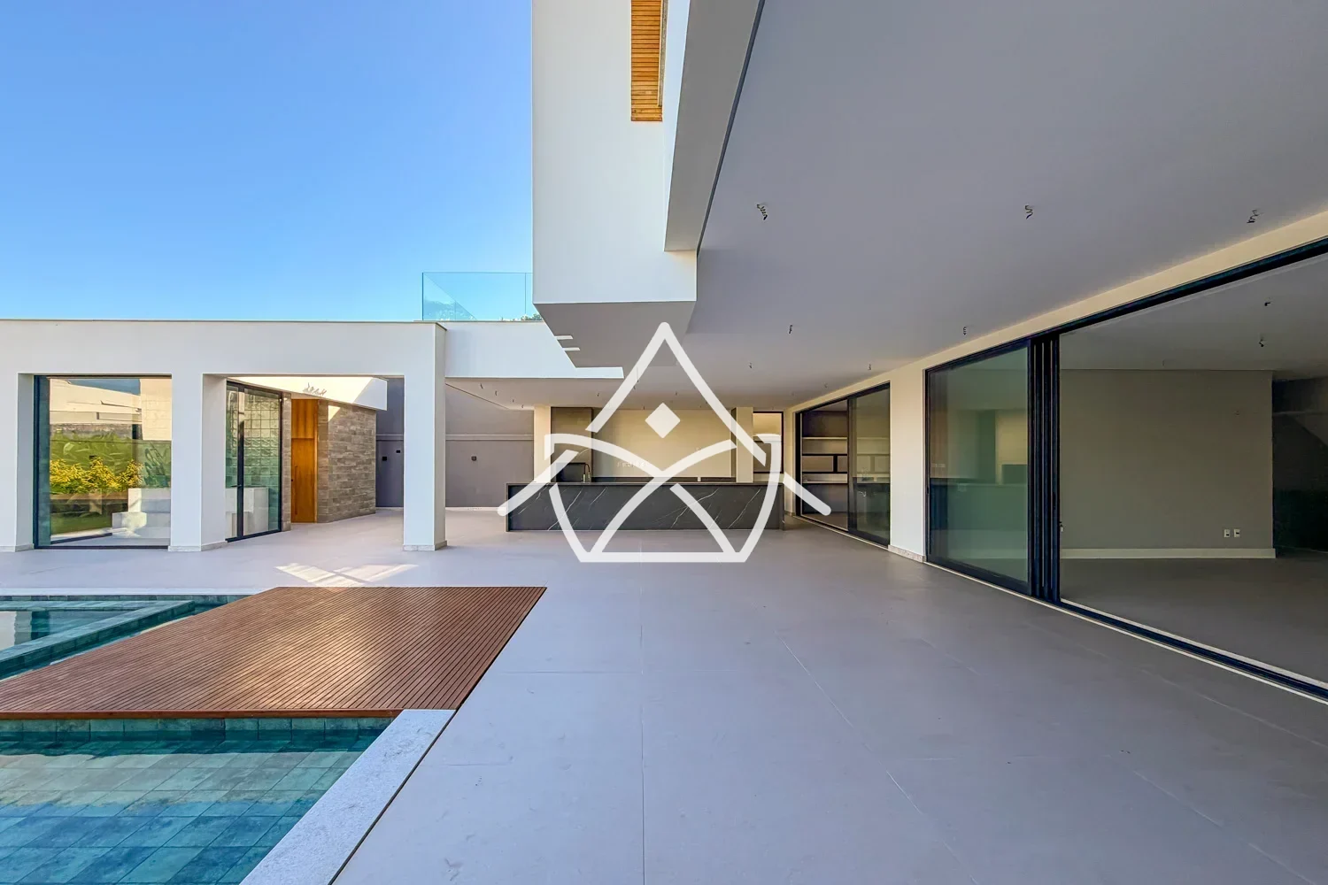 Casa triplex com elevador e 5 suítes à venda na Barra da Tijuca RJ
