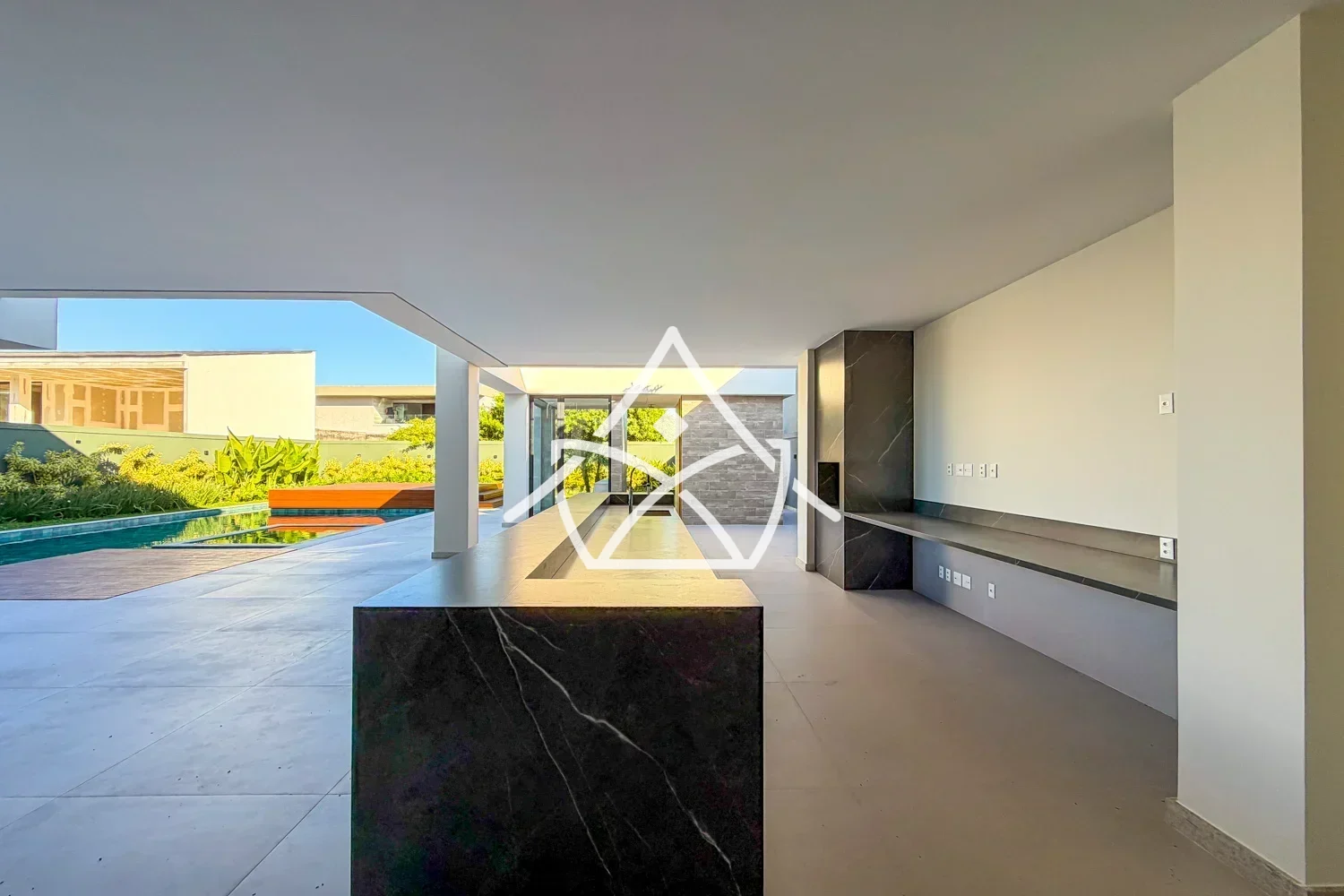 Casa triplex com elevador e 5 suítes à venda na Barra da Tijuca RJ