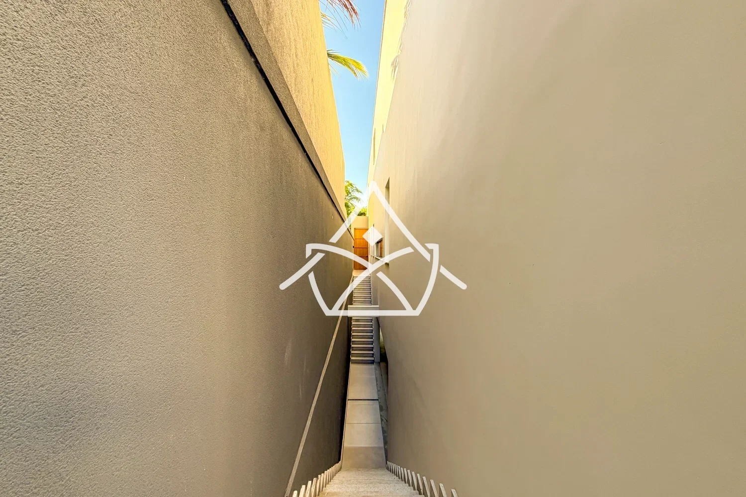 Casa triplex com elevador e 5 suítes à venda na Barra da Tijuca RJ