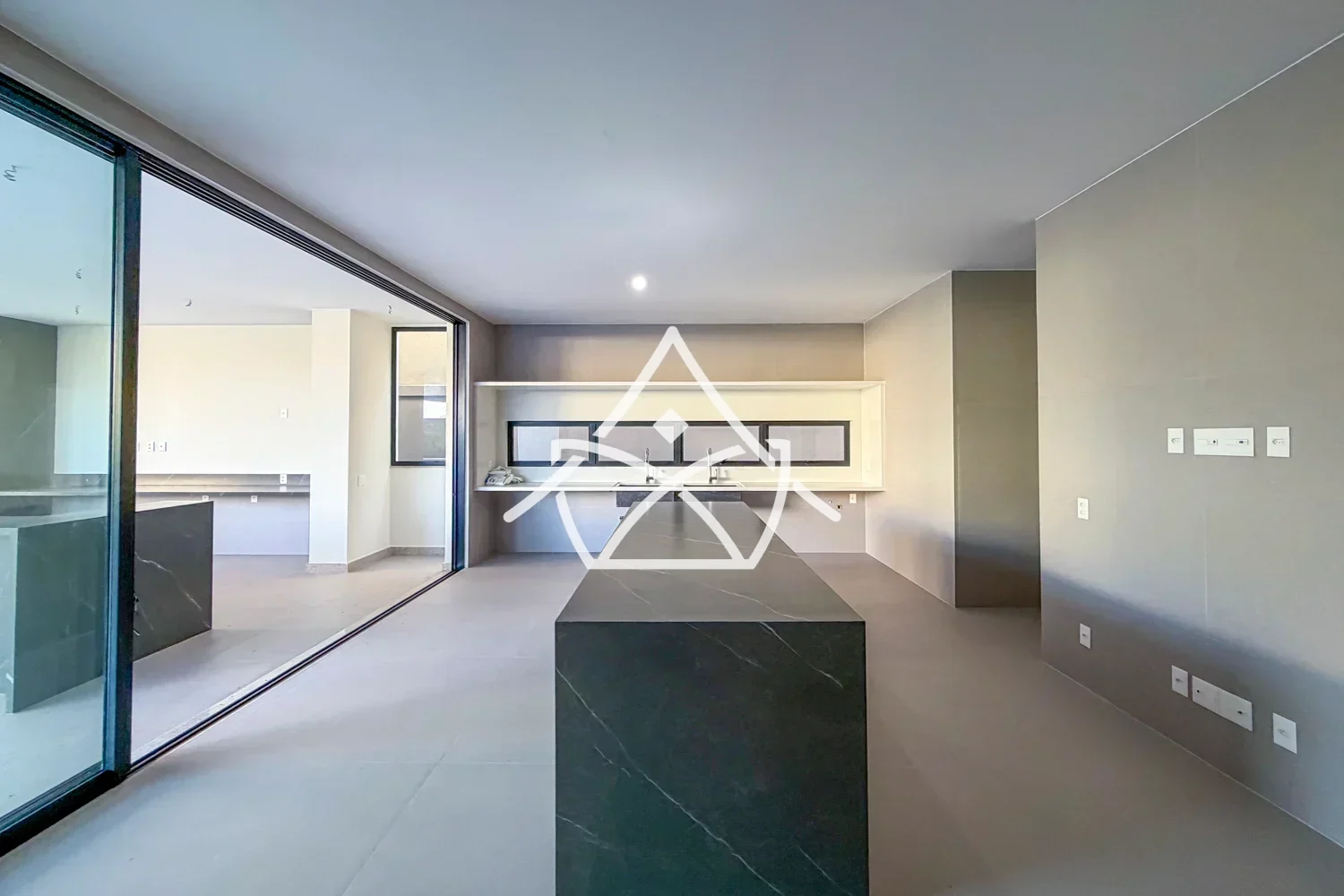 Casa triplex com elevador e 5 suítes à venda na Barra da Tijuca RJ