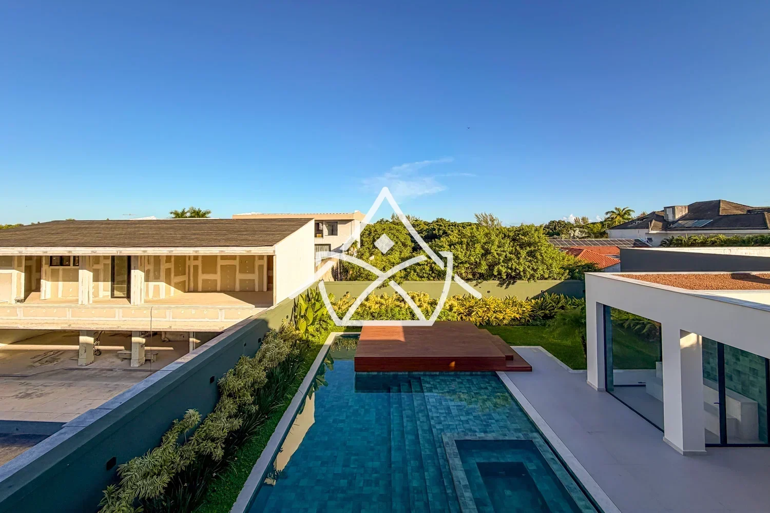 Casa triplex com elevador e 5 suítes à venda na Barra da Tijuca RJ