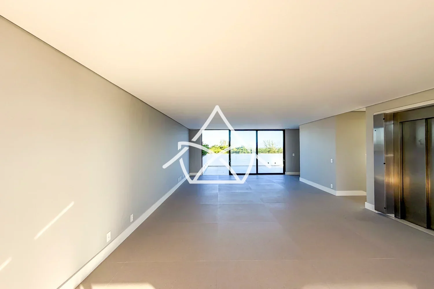 Casa triplex com elevador e 5 suítes à venda na Barra da Tijuca RJ