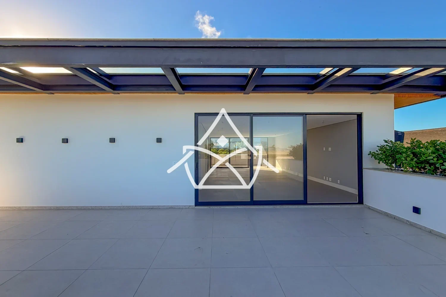 Casa triplex com elevador e 5 suítes à venda na Barra da Tijuca RJ