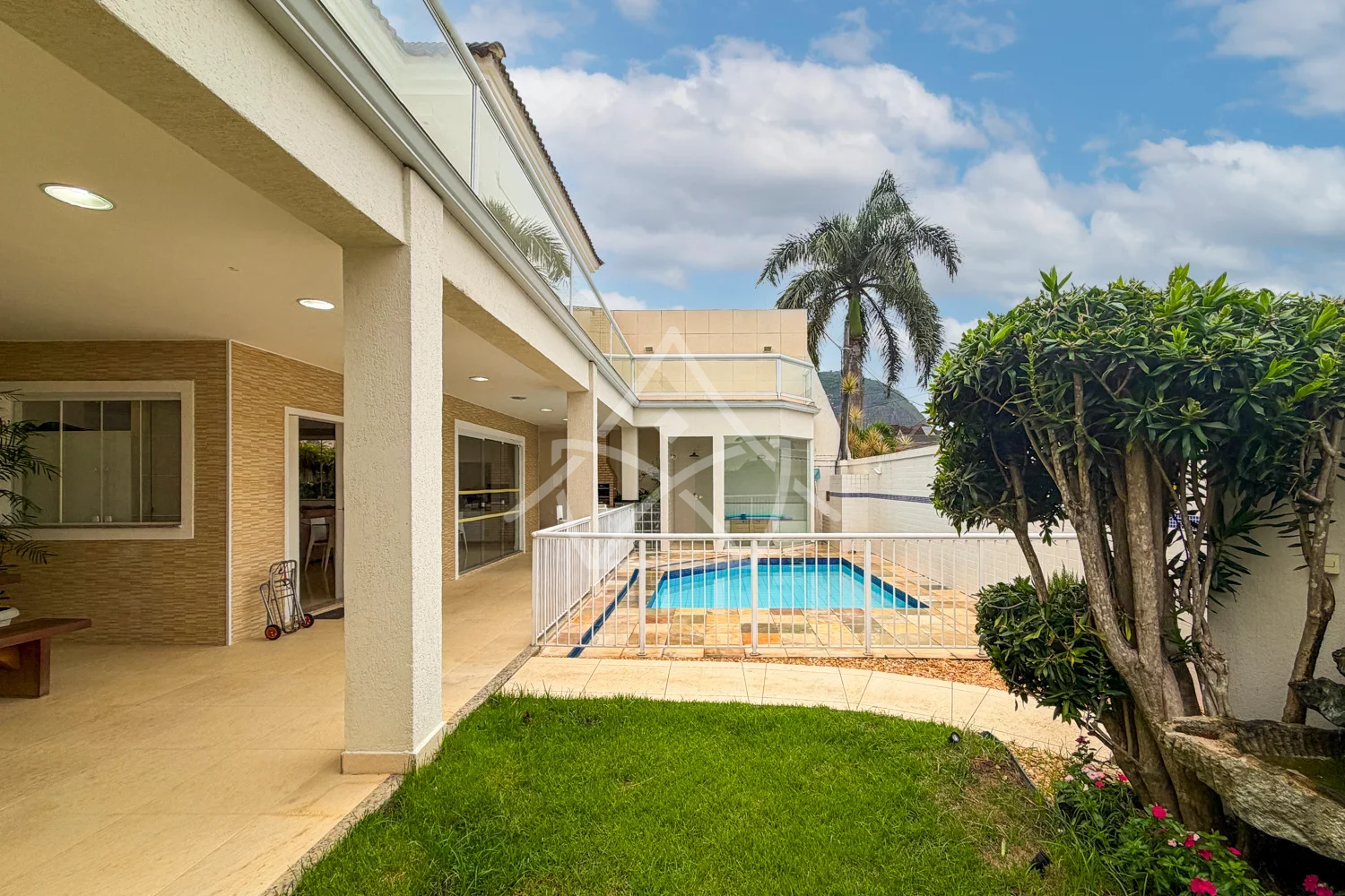Triplex com 4 Quartos em Vargem Pequena RJ