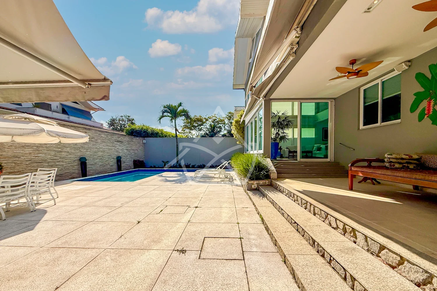 Duplex em Estilo Tradicional à Venda na Barra da Tijuca RJ