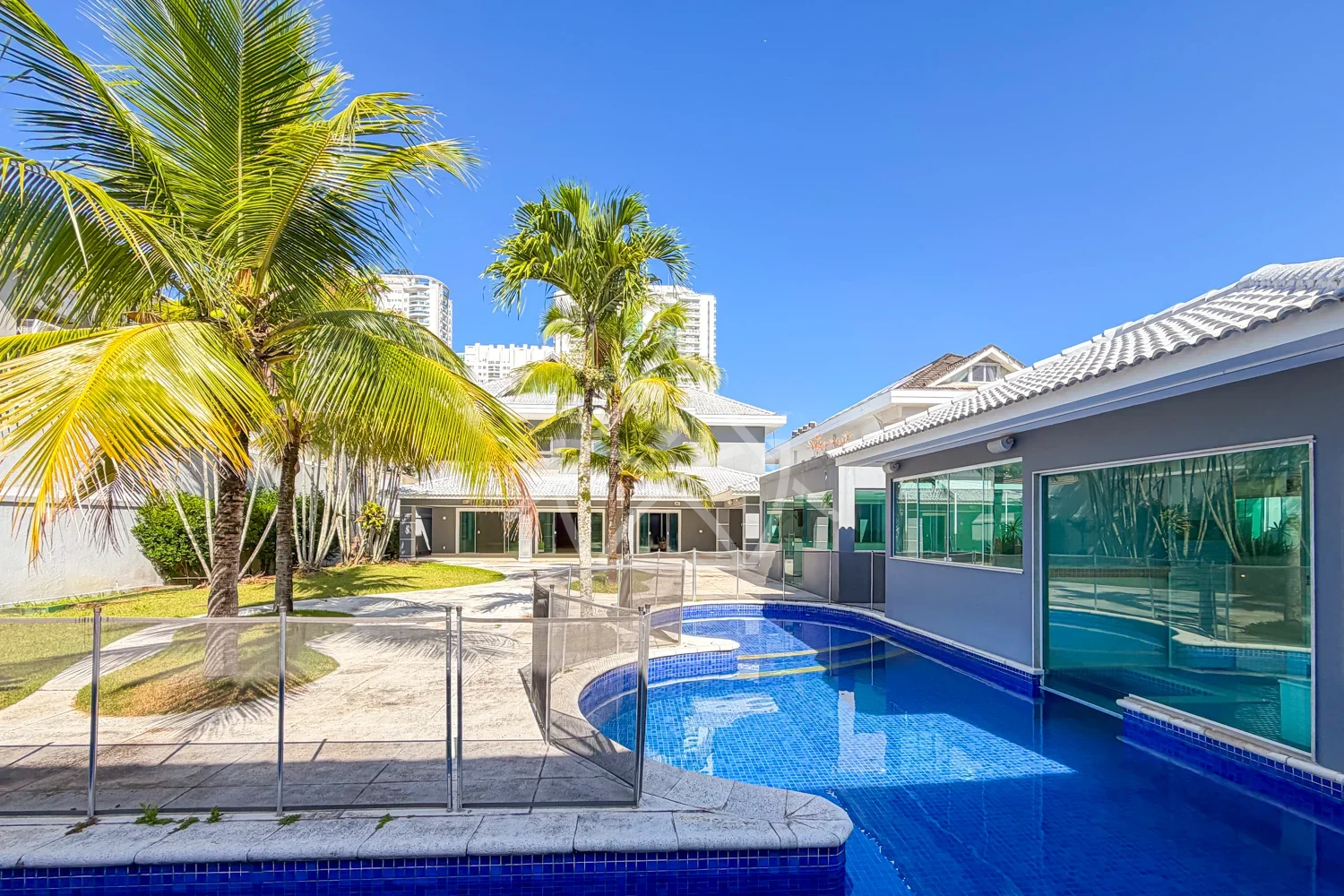 À Venda com 5 Suítes na Barra da Tijuca RJ