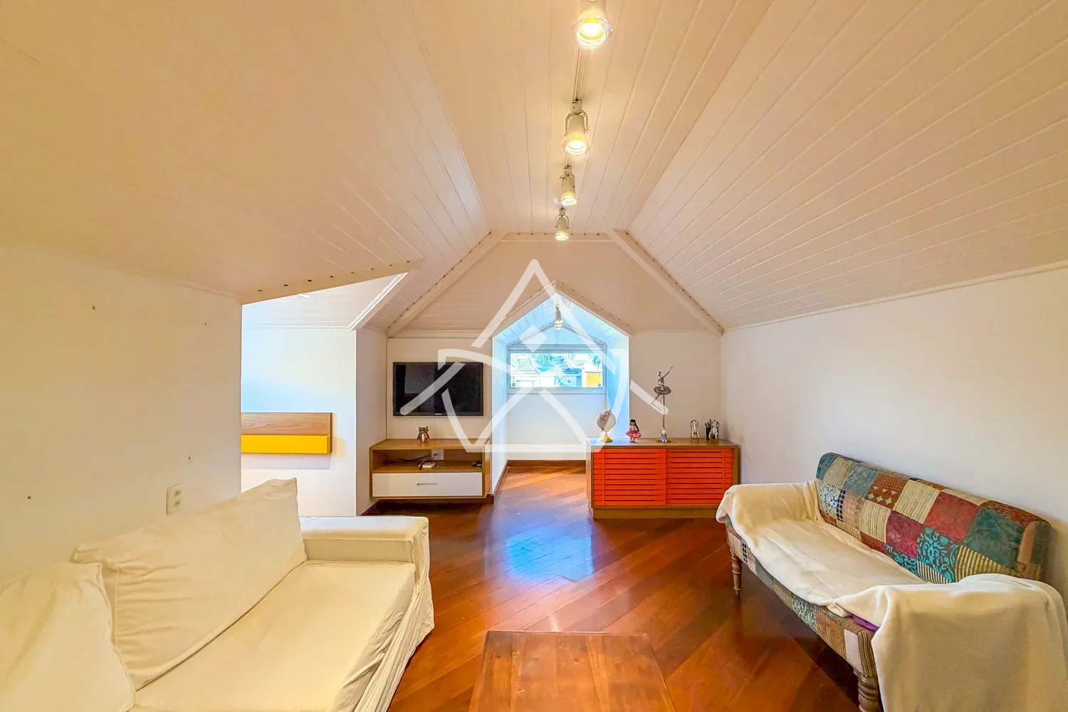 À Venda com 5 Suítes e Espaço Multiuso na Barra da Tijuca