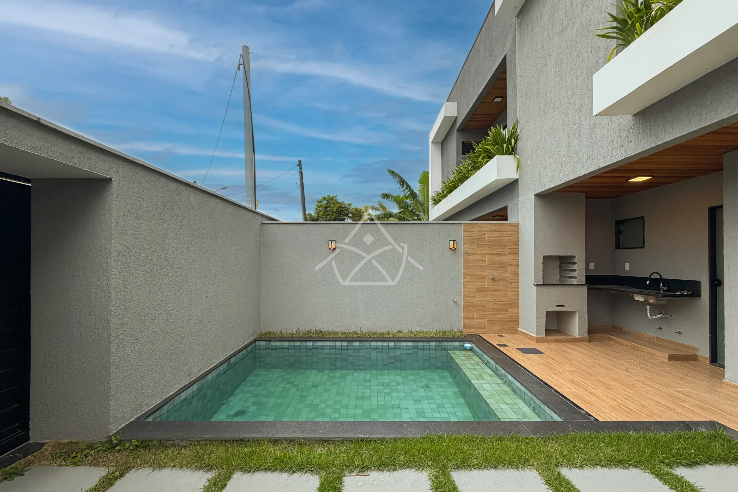 Casa Contemporânea Duplex à Venda com 3 Suítes, Piscina e Espaço Gourmet