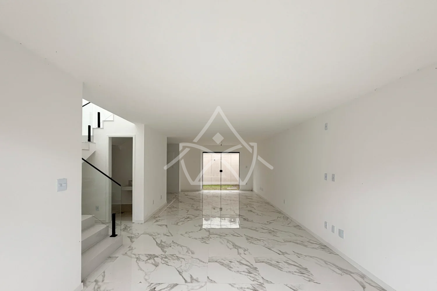 Casa Contemporânea Duplex à Venda com 3 Suítes, Piscina e Espaço Gourmet