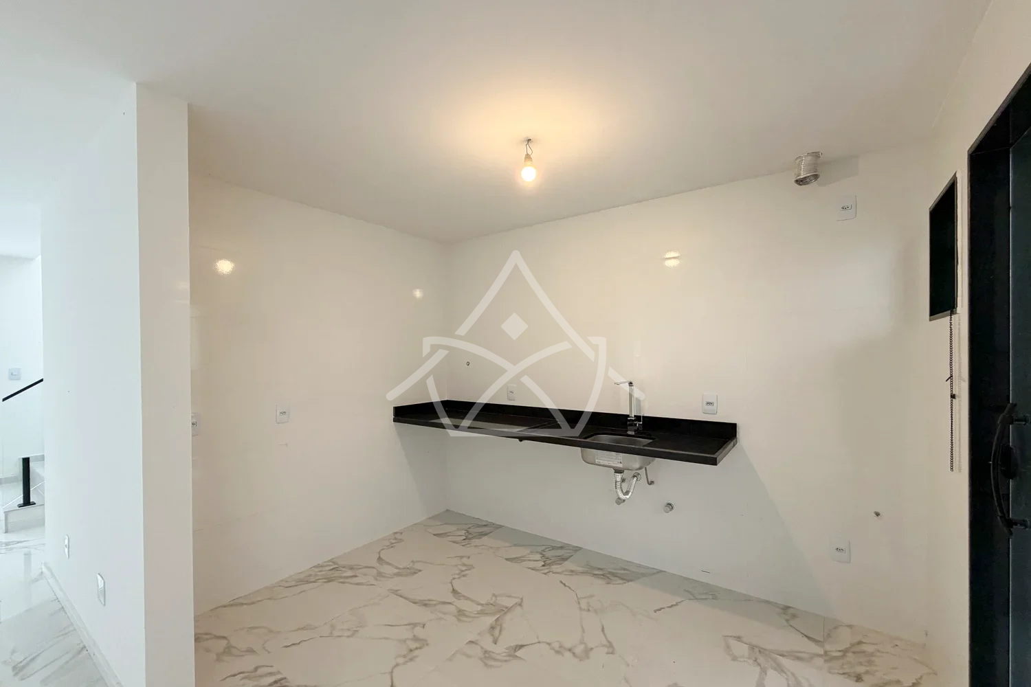 Casa Contemporânea Duplex à Venda com 3 Suítes, Piscina e Espaço Gourmet