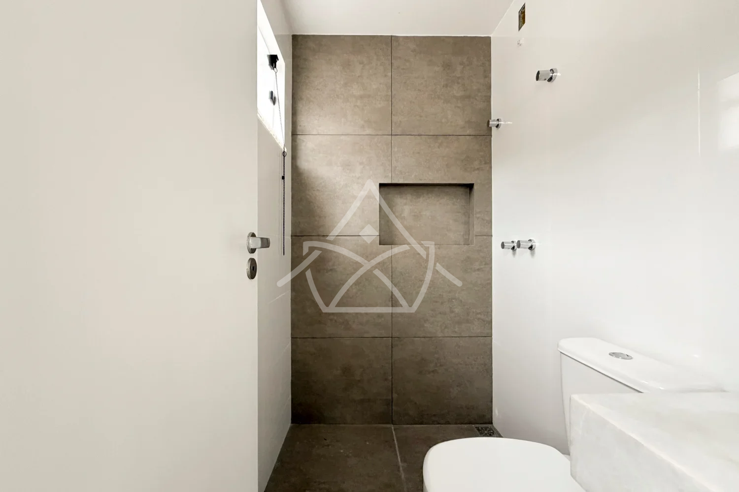 Casa Contemporânea Duplex à Venda com 3 Suítes, Piscina e Espaço Gourmet