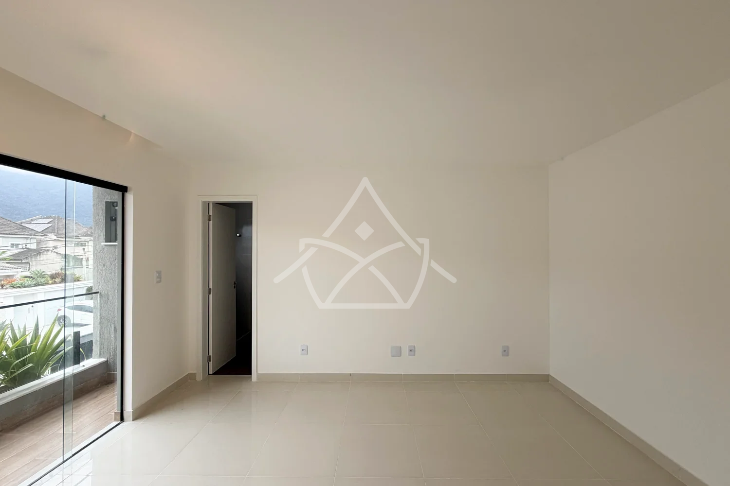Casa Contemporânea Duplex à Venda com 3 Suítes, Piscina e Espaço Gourmet