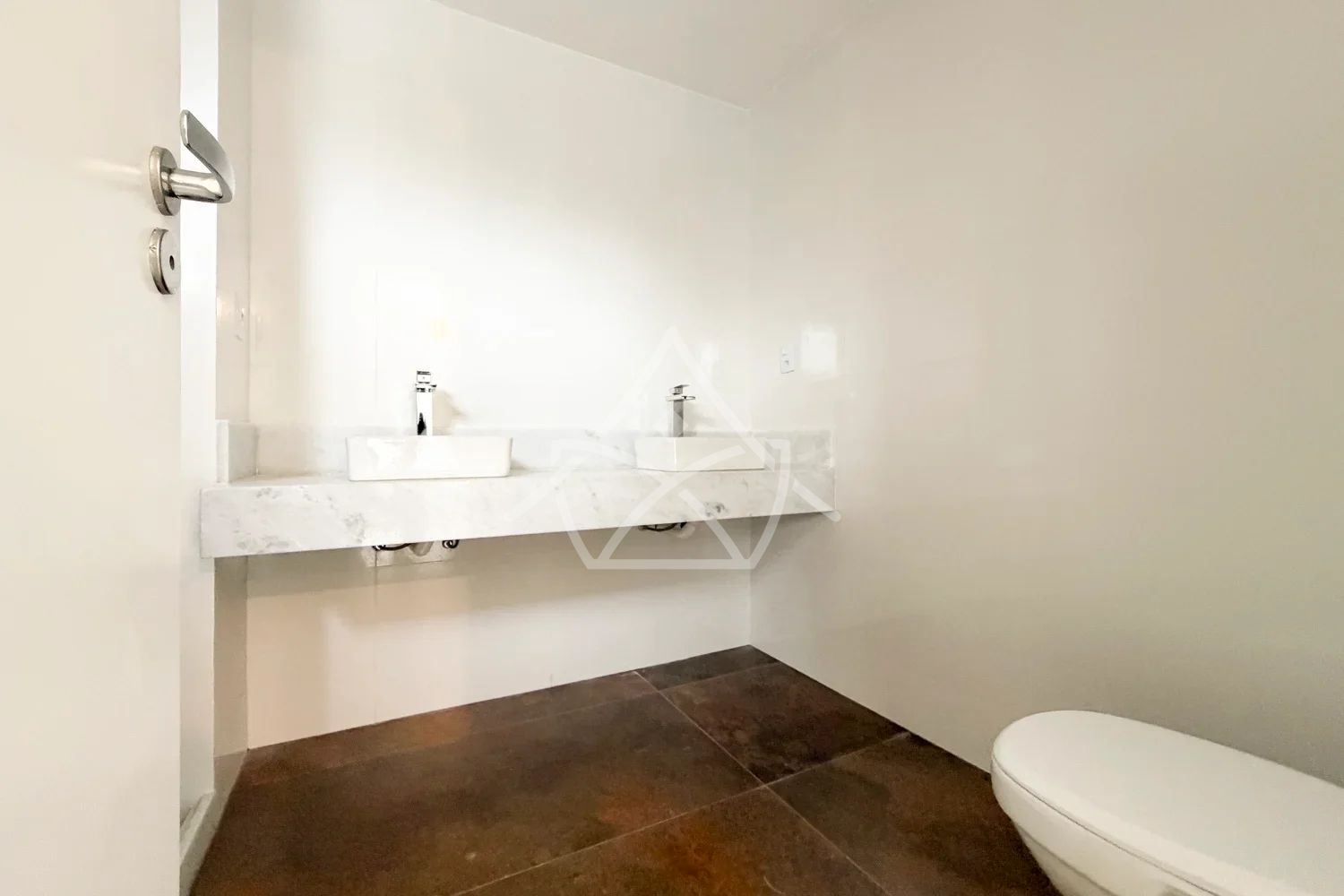 Casa Contemporânea Duplex à Venda com 3 Suítes, Piscina e Espaço Gourmet
