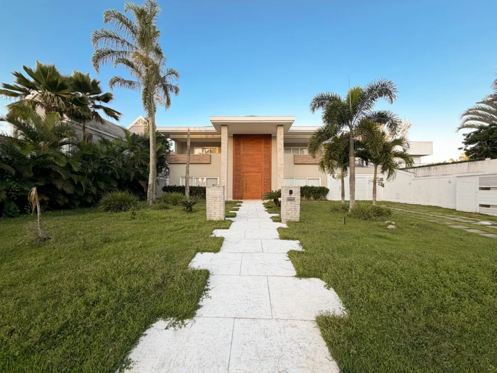 Casa à Venda com 5 Suítes, Piscina, Sauna e Varanda Gourmet