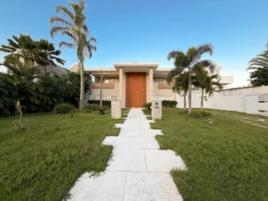 Casa à Venda com 5 Suítes, Piscina, Sauna e Varanda Gourmet