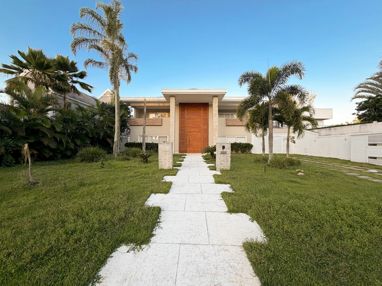 Casa à Venda com 5 Suítes, Piscina, Sauna e Varanda Gourmet