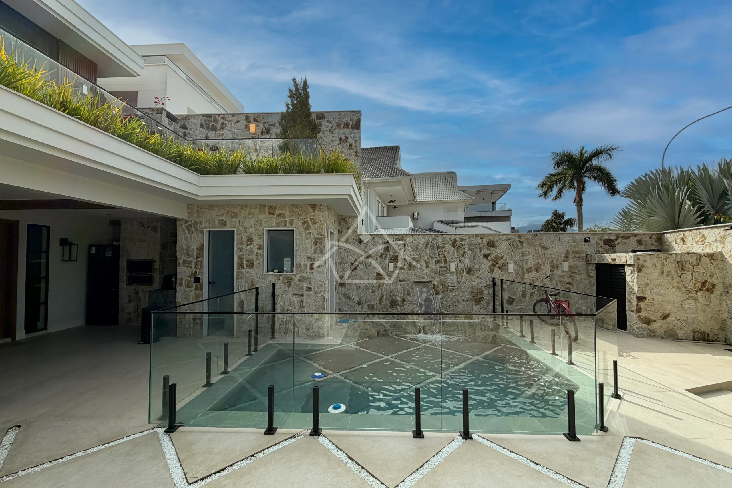 Casa à Venda Triplex com 3 Suítes, Piscina com Cascata, Sauna e Sala de Cinema