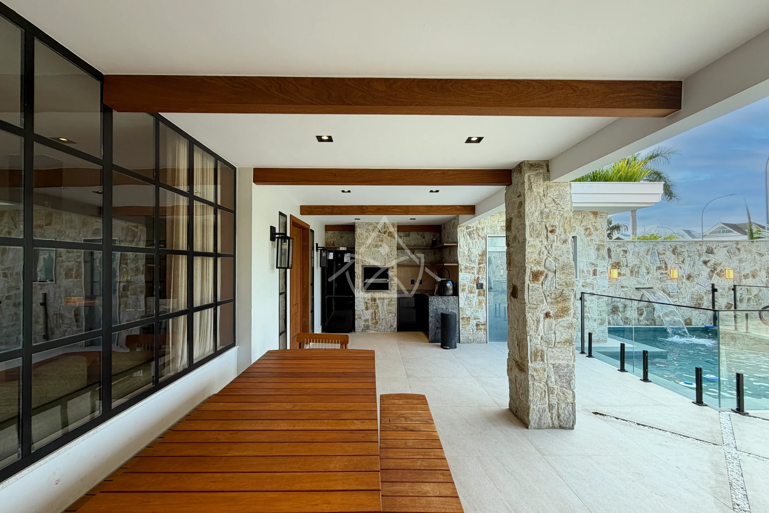 Casa à Venda Triplex com 3 Suítes, Piscina com Cascata, Sauna e Sala de Cinema