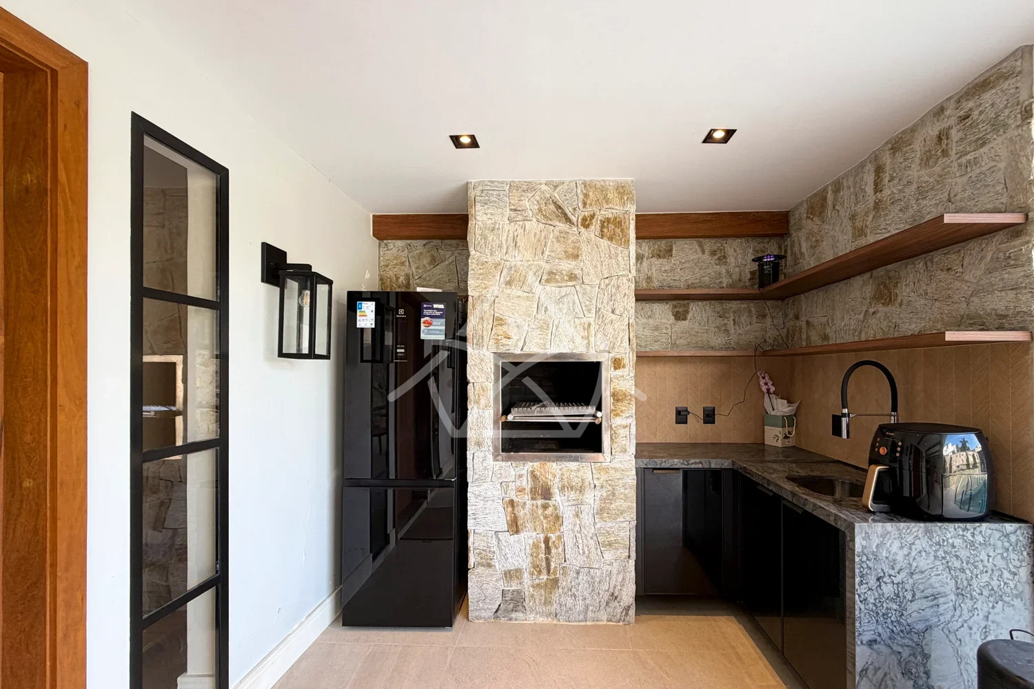 Casa à Venda Triplex com 3 Suítes, Piscina com Cascata, Sauna e Sala de Cinema