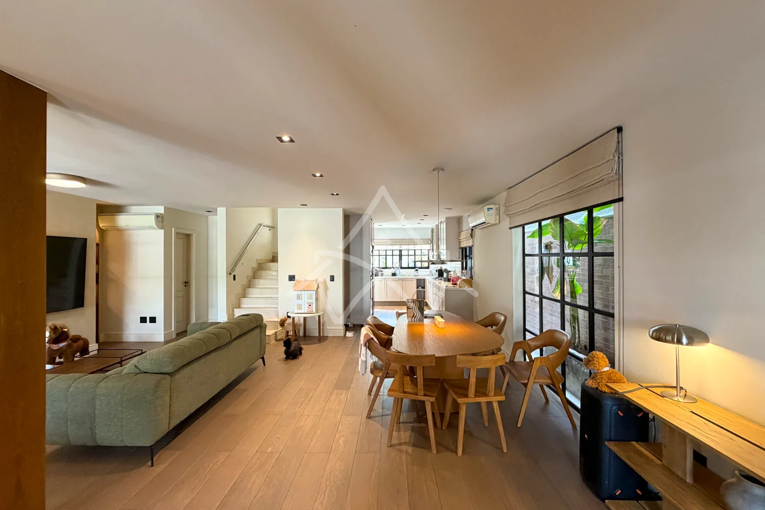 Casa à Venda Triplex com 3 Suítes, Piscina com Cascata, Sauna e Sala de Cinema