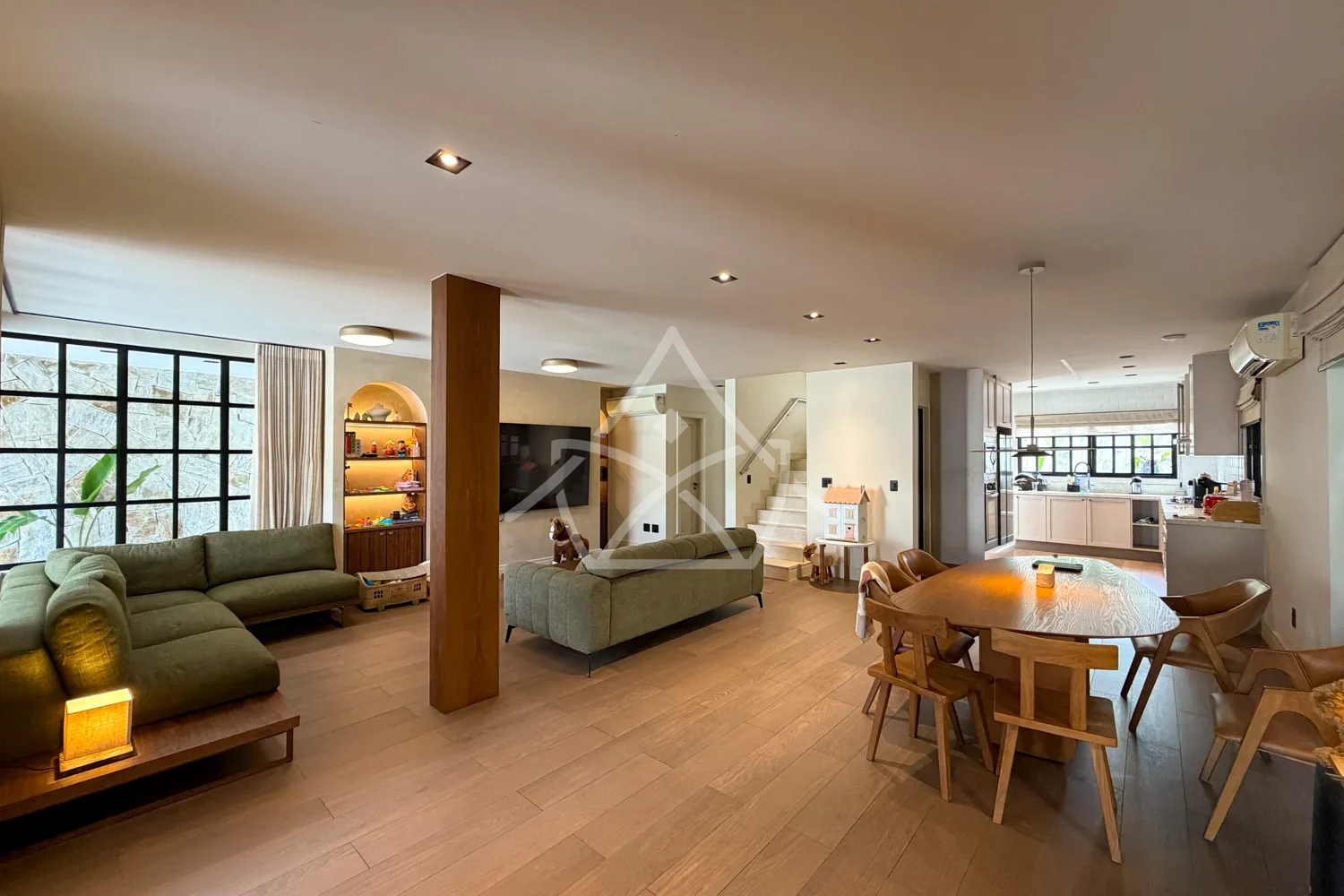 Casa à Venda Triplex com 3 Suítes, Piscina com Cascata, Sauna e Sala de Cinema