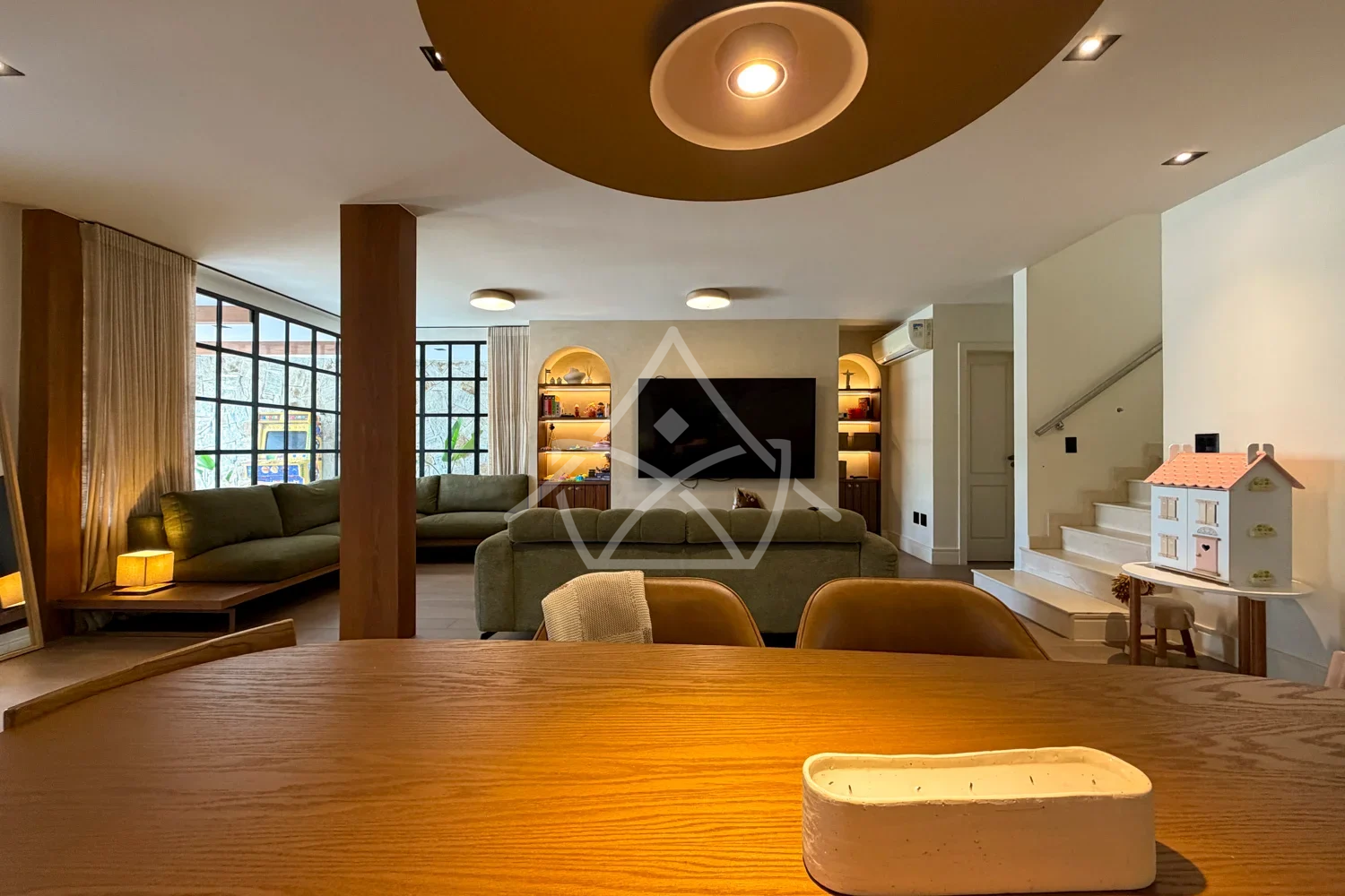 Casa à Venda Triplex com 3 Suítes, Piscina com Cascata, Sauna e Sala de Cinema