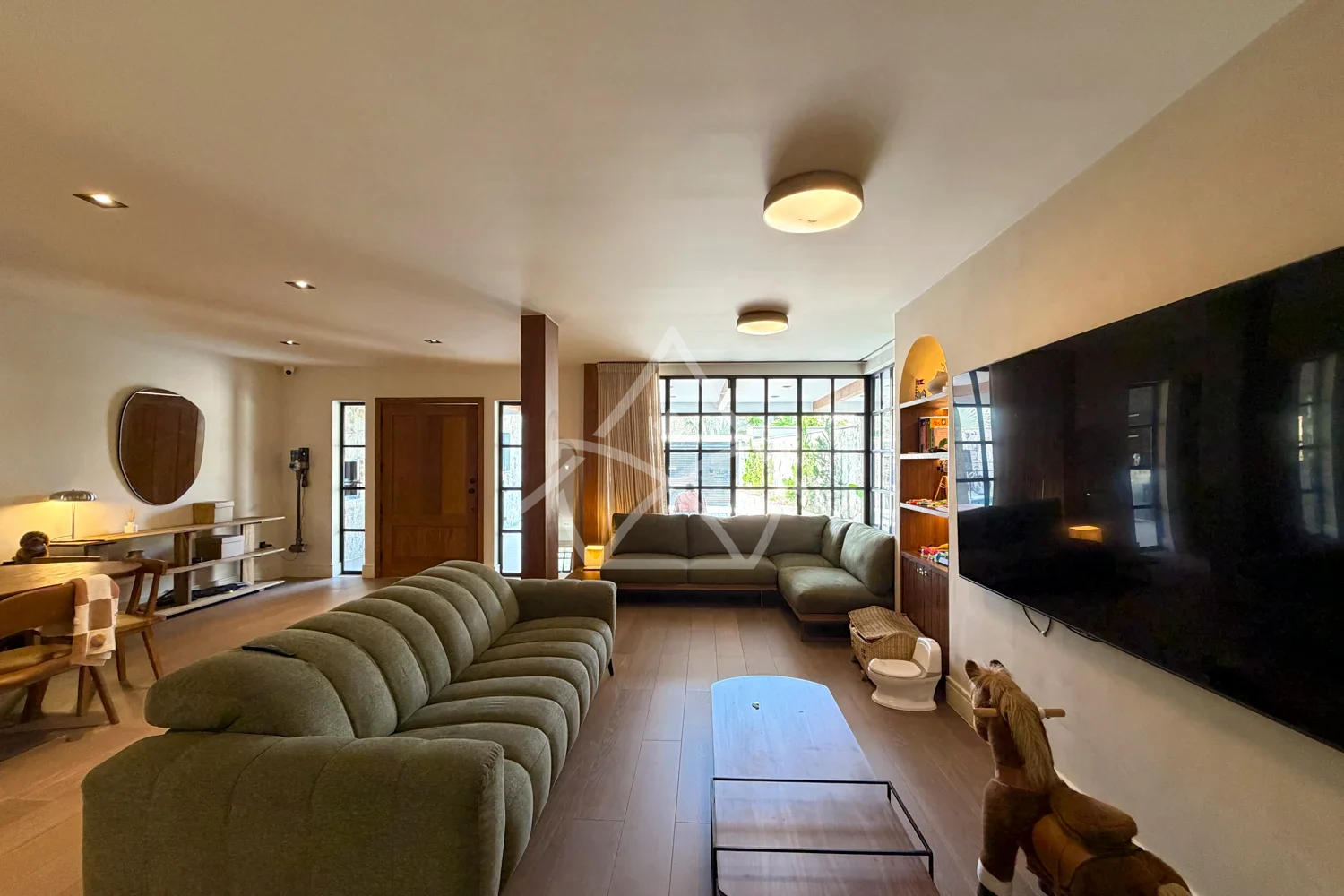 Casa à Venda Triplex com 3 Suítes, Piscina com Cascata, Sauna e Sala de Cinema