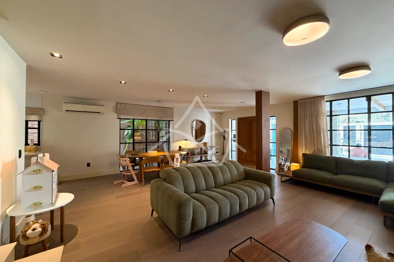 Casa à Venda Triplex com 3 Suítes, Piscina com Cascata, Sauna e Sala de Cinema