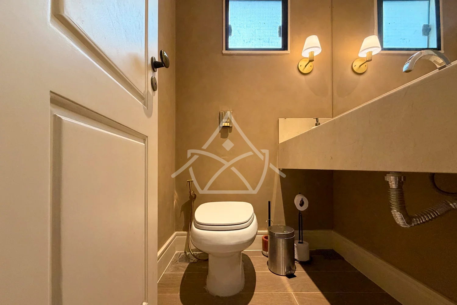 Casa à Venda Triplex com 3 Suítes, Piscina com Cascata, Sauna e Sala de Cinema
