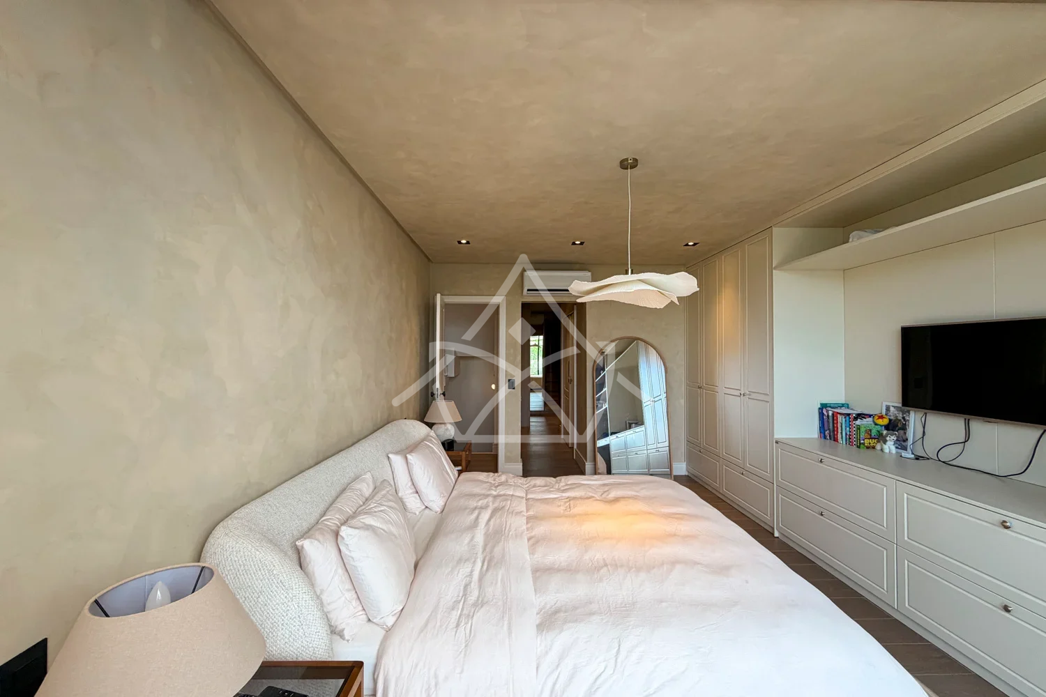 Casa à Venda Triplex com 3 Suítes, Piscina com Cascata, Sauna e Sala de Cinema