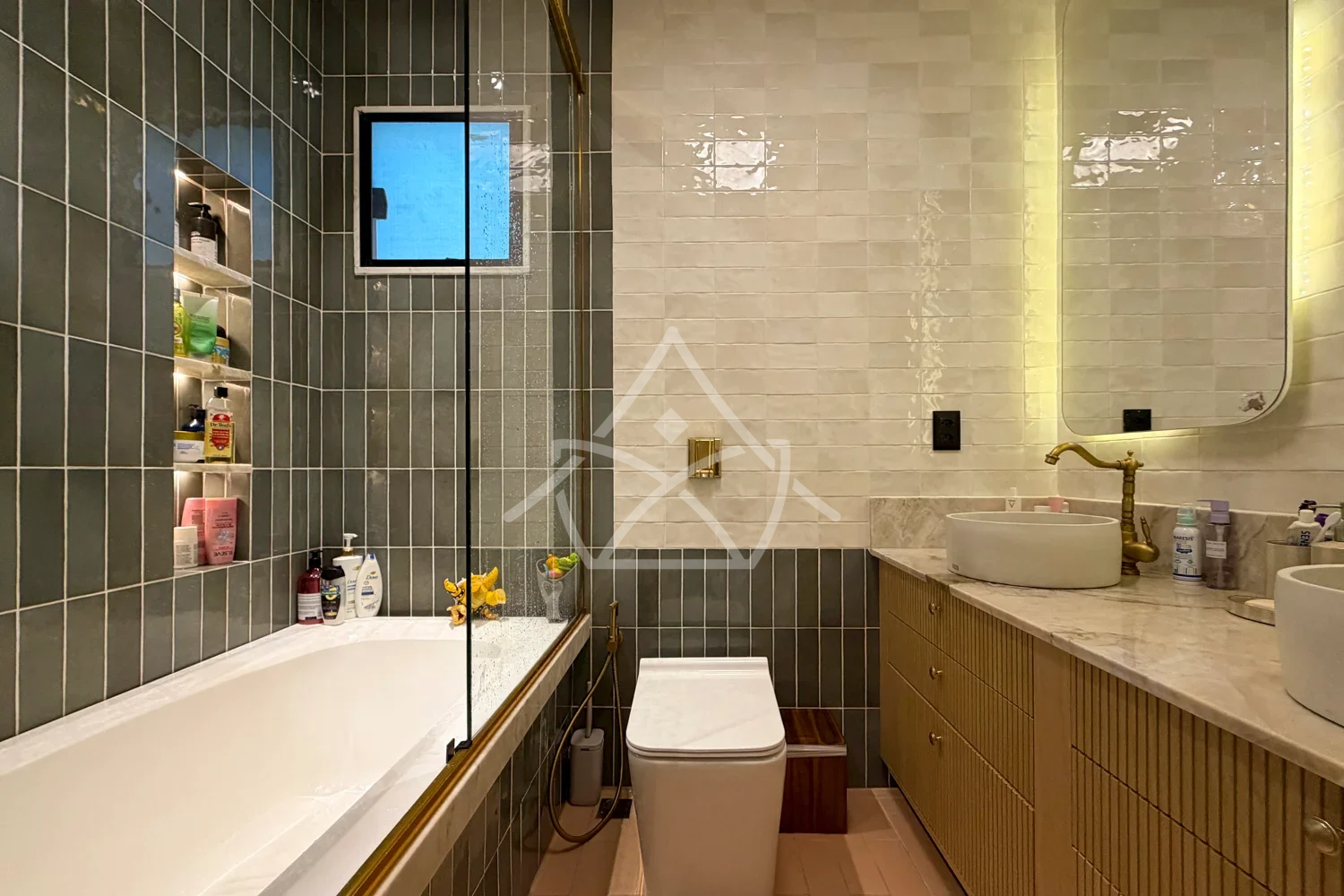 Casa à Venda Triplex com 3 Suítes, Piscina com Cascata, Sauna e Sala de Cinema