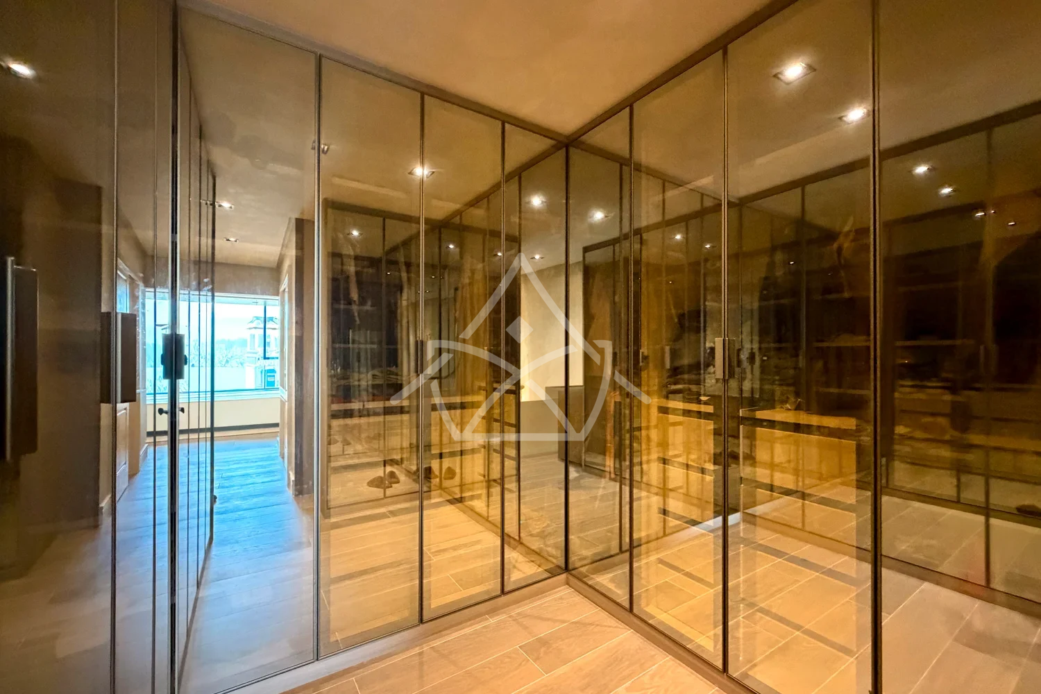 Casa à Venda Triplex com 3 Suítes, Piscina com Cascata, Sauna e Sala de Cinema