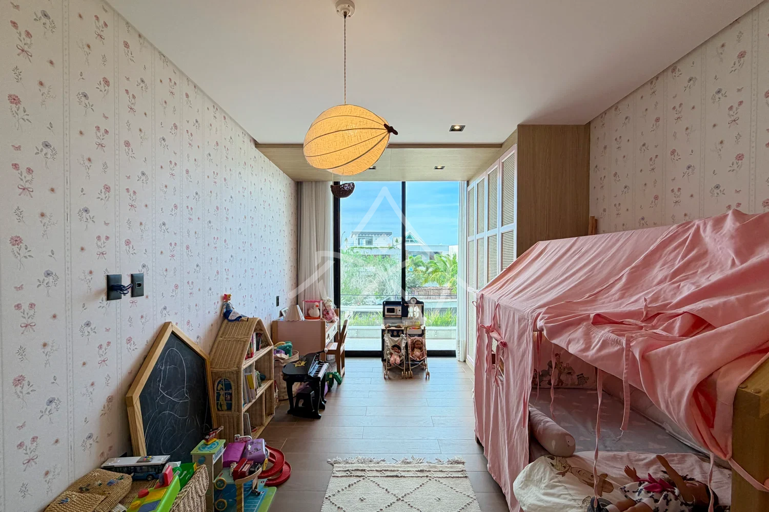 Casa à Venda Triplex com 3 Suítes, Piscina com Cascata, Sauna e Sala de Cinema
