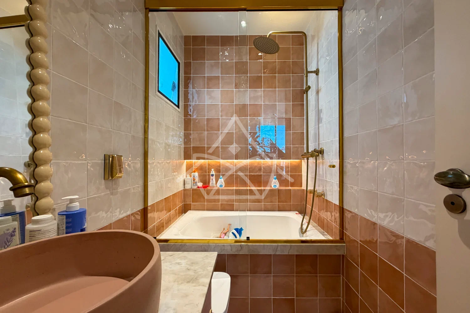 Casa à Venda Triplex com 3 Suítes, Piscina com Cascata, Sauna e Sala de Cinema
