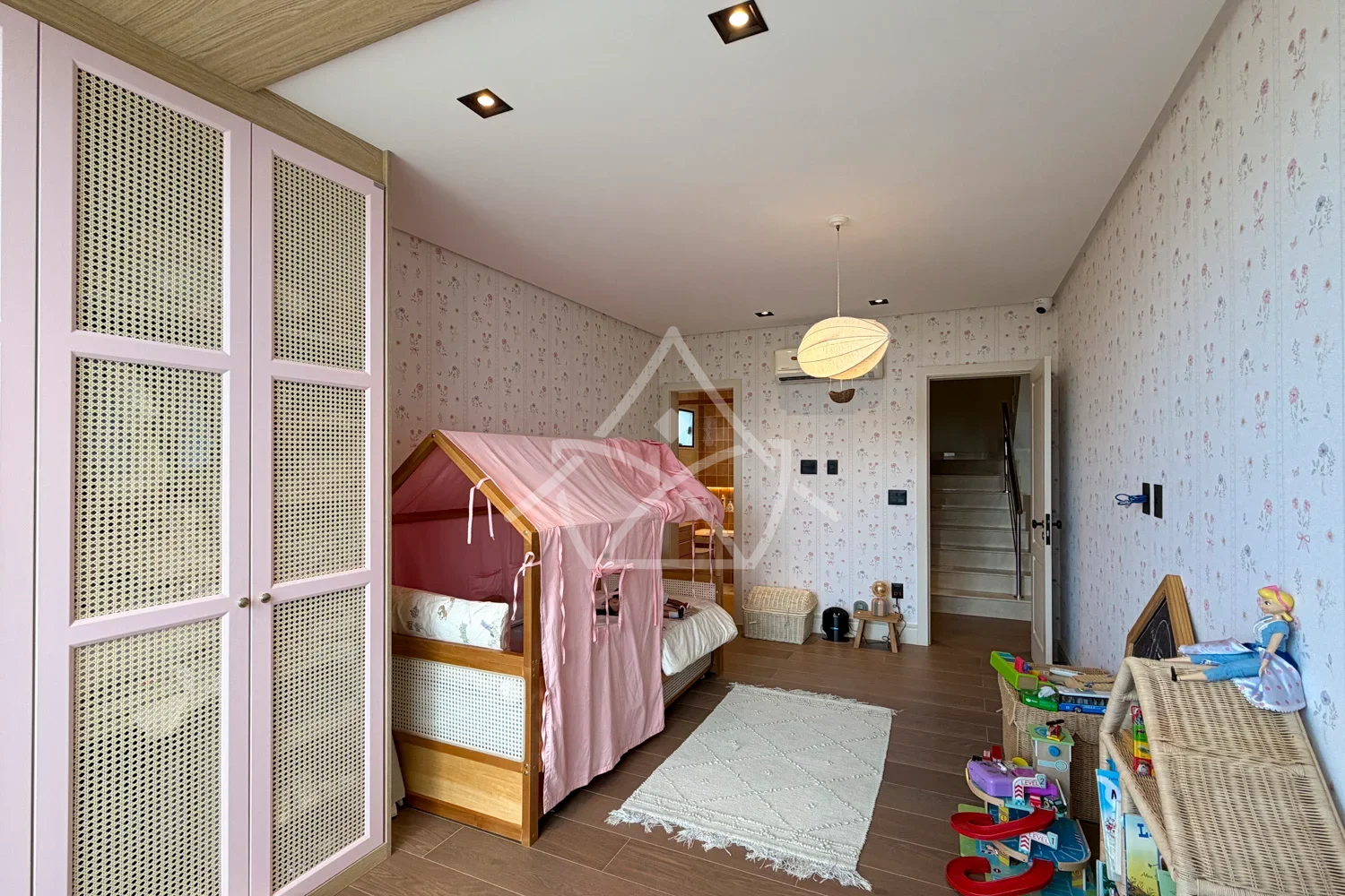Casa à Venda Triplex com 3 Suítes, Piscina com Cascata, Sauna e Sala de Cinema