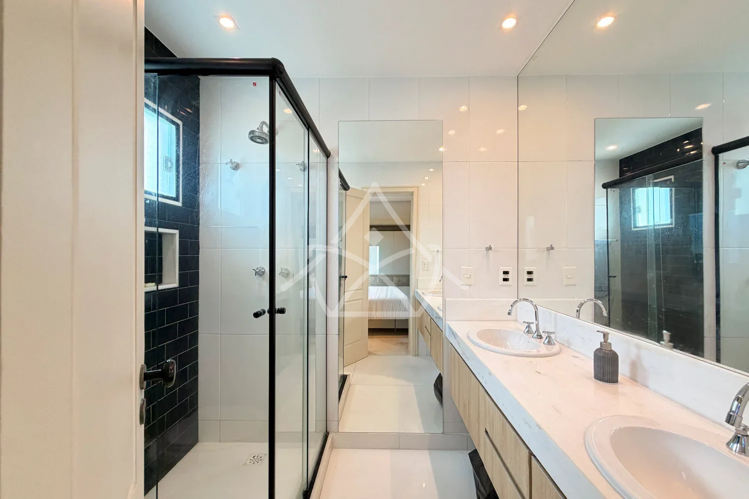 Casa à Venda Triplex com 3 Suítes, Piscina com Cascata, Sauna e Sala de Cinema