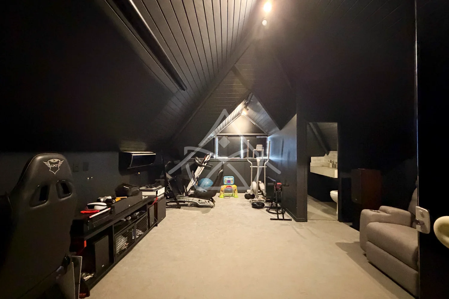 Casa à Venda Triplex com 3 Suítes, Piscina com Cascata, Sauna e Sala de Cinema