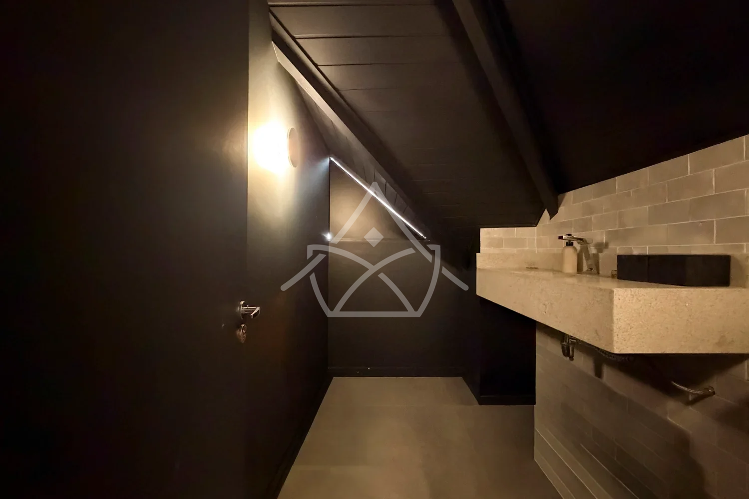Casa à Venda Triplex com 3 Suítes, Piscina com Cascata, Sauna e Sala de Cinema