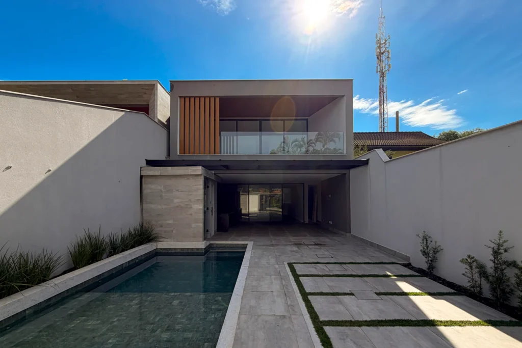 Casa Triplex à Venda com 3 Suítes, Piscina, Sauna e Área Gourmet