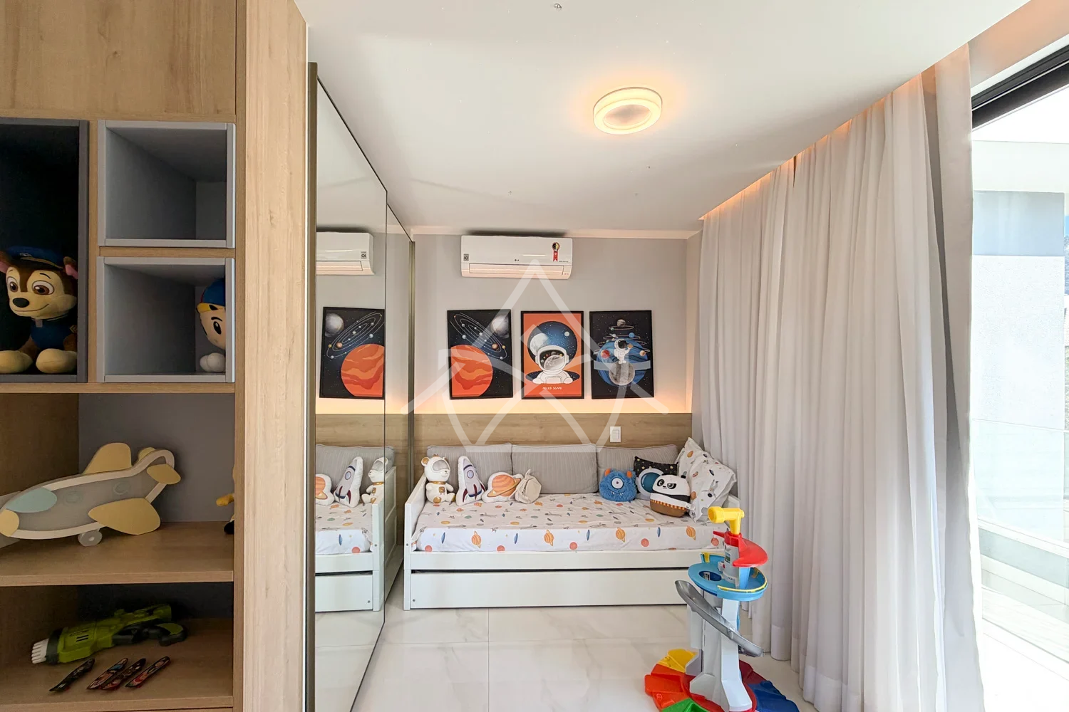 Casa Triplex à Venda com 6 Suítes