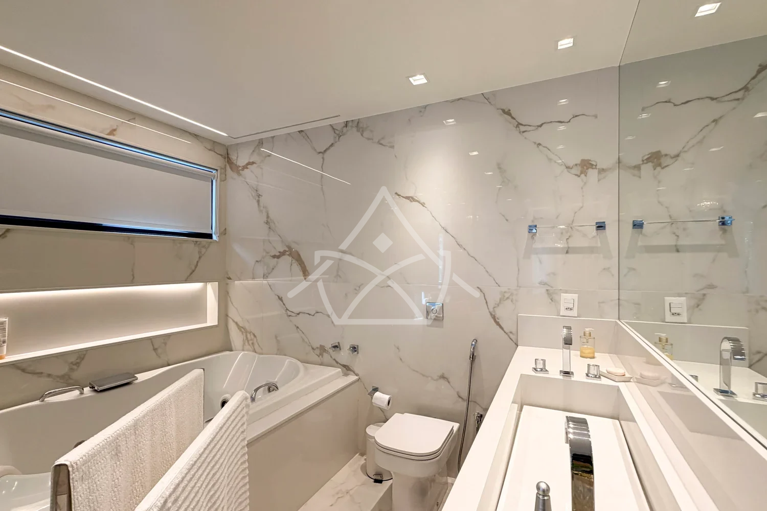 Casa Triplex à Venda com 6 Suítes
