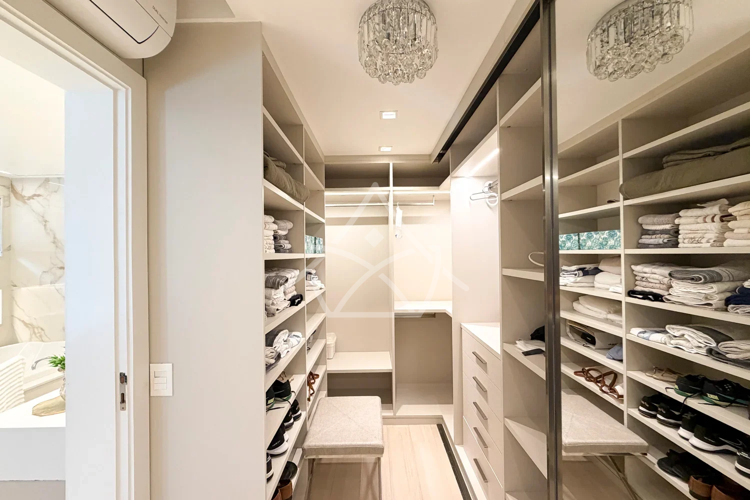 Casa Triplex à Venda com 6 Suítes