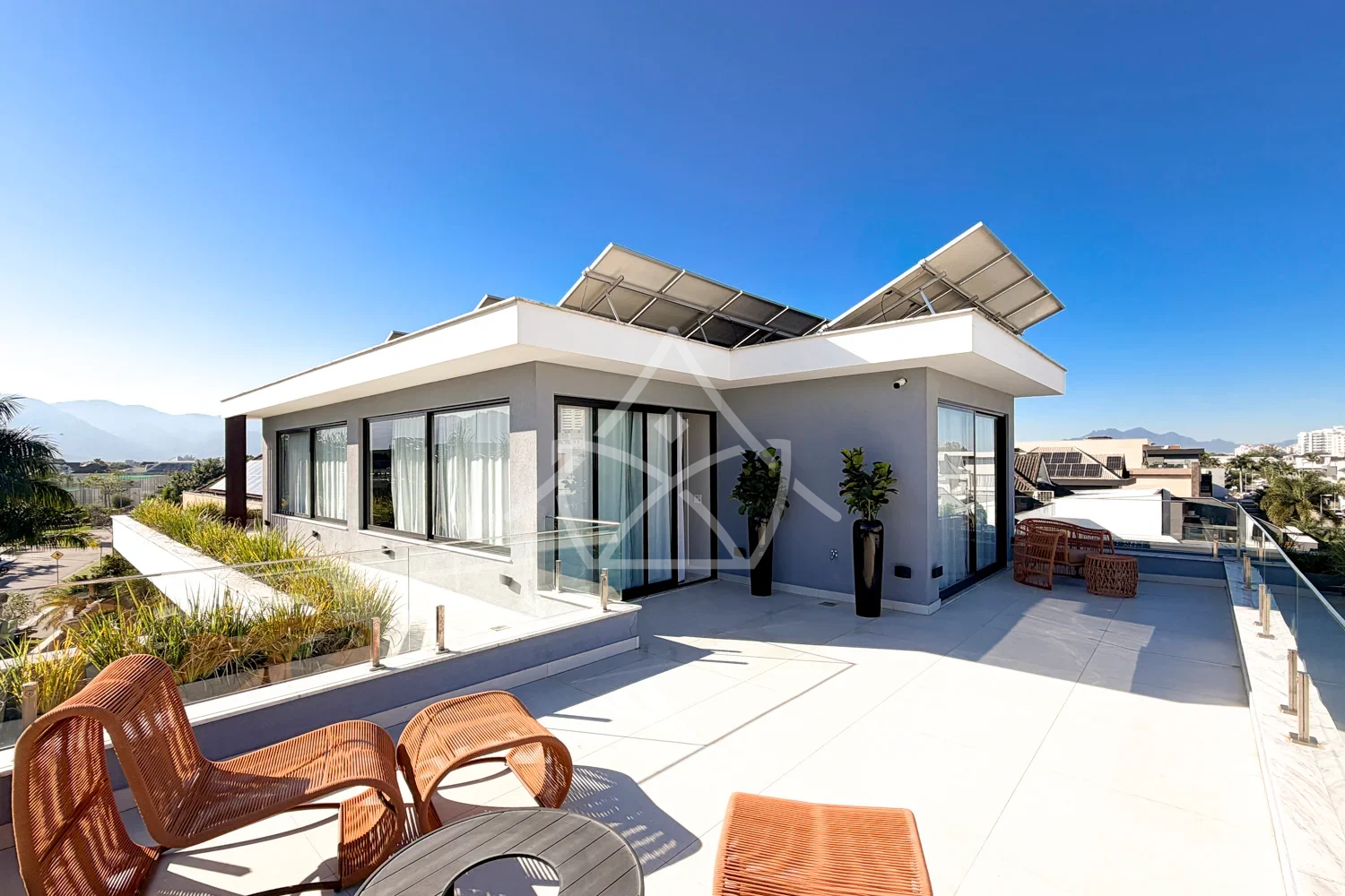 Casa Triplex à Venda com 6 Suítes